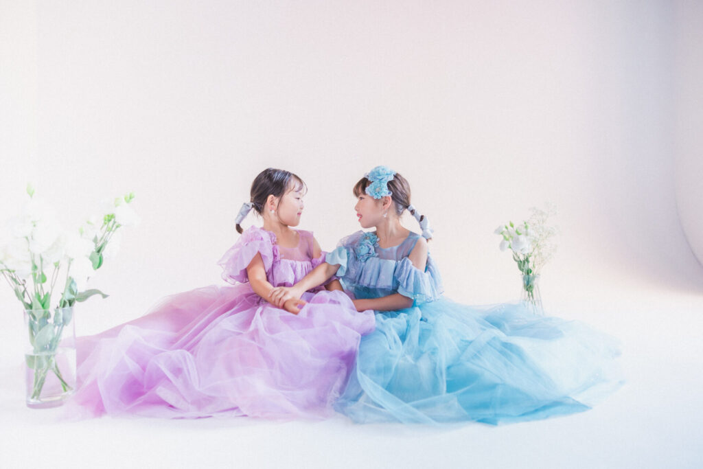 洋装のドレスで七五三の記念撮影をする姉妹