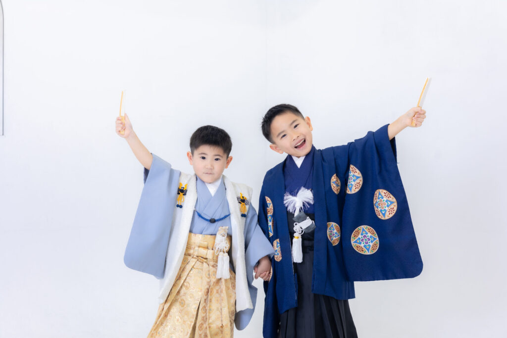 大阪のフォトスタジオで七五三記念写真撮影中の和装の5歳男子と3歳男子の兄弟