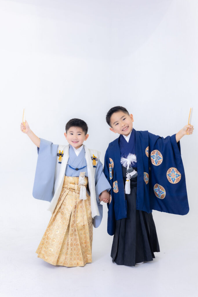 七五三で羽織袴を着た兄弟の記念撮影