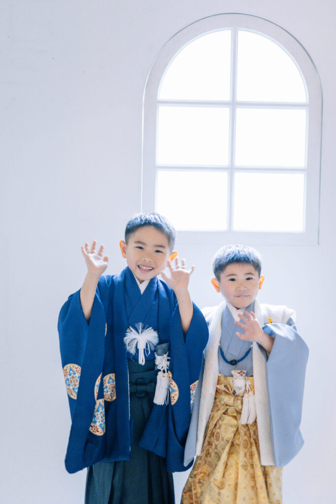 七五三で羽織袴を着た男の子の兄弟