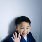大阪のフォトスタジオで七五三記念写真撮影中の5歳男子