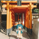 大阪の神社で七五三参り中の和装の5歳男子