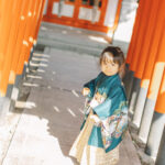 大阪の神社で七五三参り中の和装の5歳男子