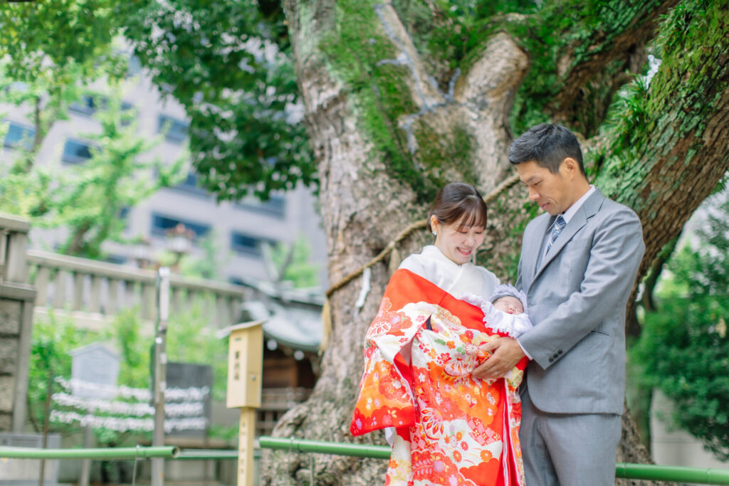 難波神社の境内で赤い着物を着て撮影