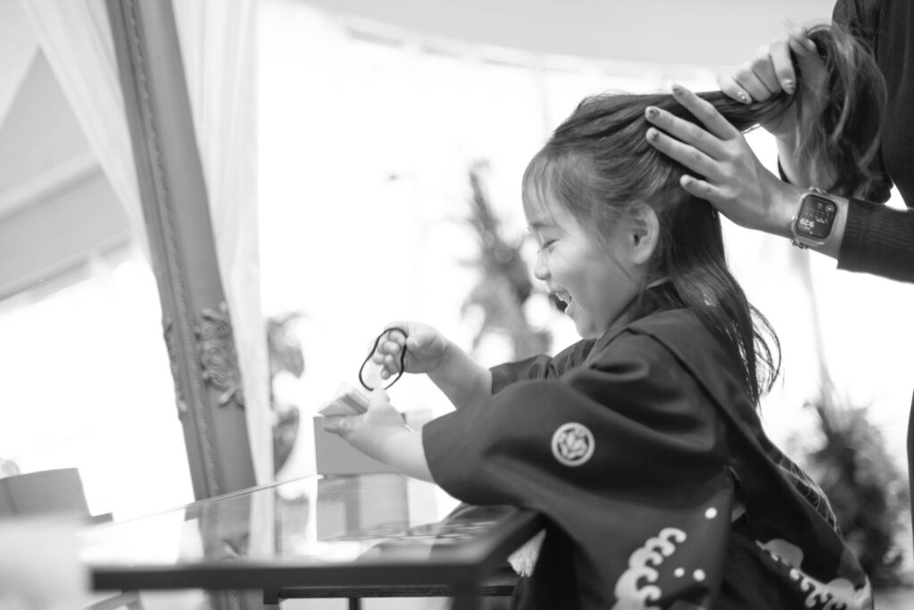 七五三のお参り前に着付けとヘアセットの準備をする様子