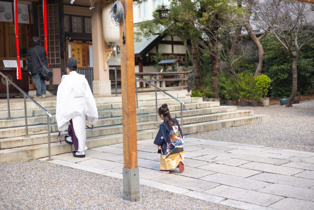 七五三で大阪の神社にお参りする家族の様子