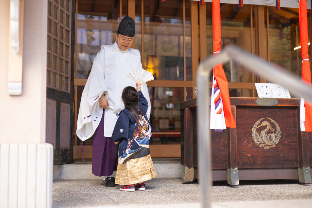 大阪の神社で七五三のご祈祷の受付をする様子