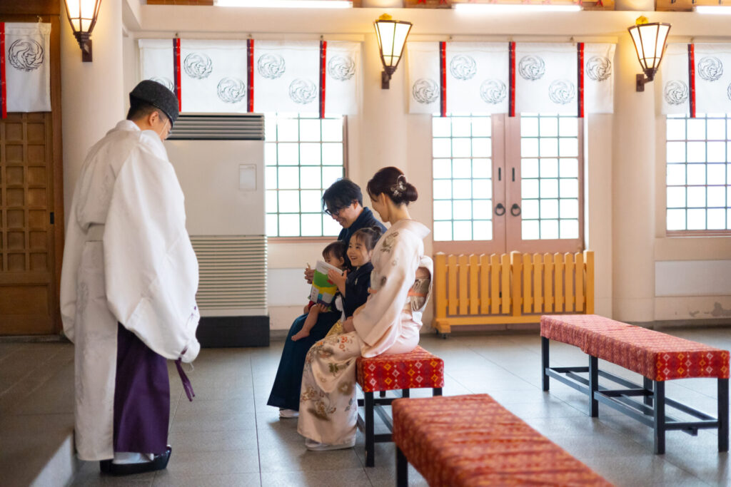 大阪の神社で七五三のご祈祷を受ける家族