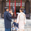 七五三で大阪の坐摩(いかすり)神社でご祈祷に向かう家族の様子