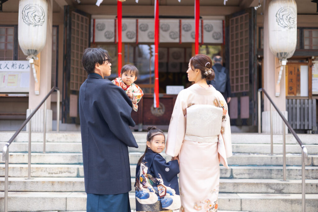 七五三で大阪の坐摩(いかすり)神社でご祈祷に向かう家族の様子