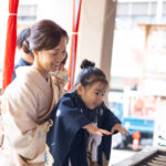 七五三で大阪の坐摩(いかすり)神社でご祈祷に向かう母と男子の様子