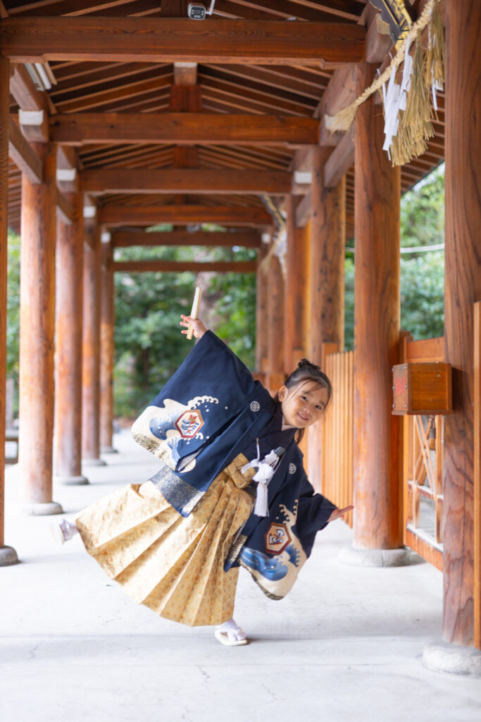 七五三の撮影で元気に動き回る子どもの様子