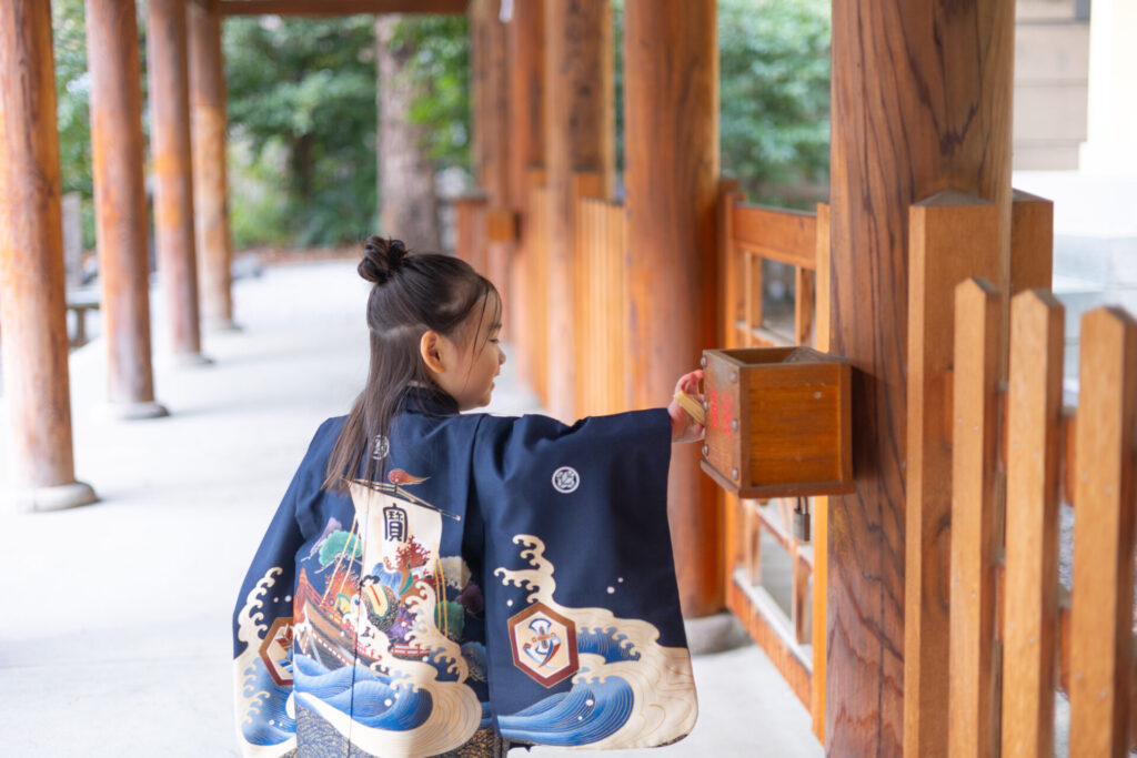 七五三で神社の境内を歩く子ども