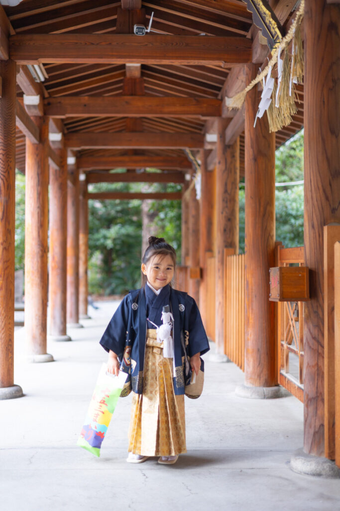大阪の神社で七五三のお参りをする子ども