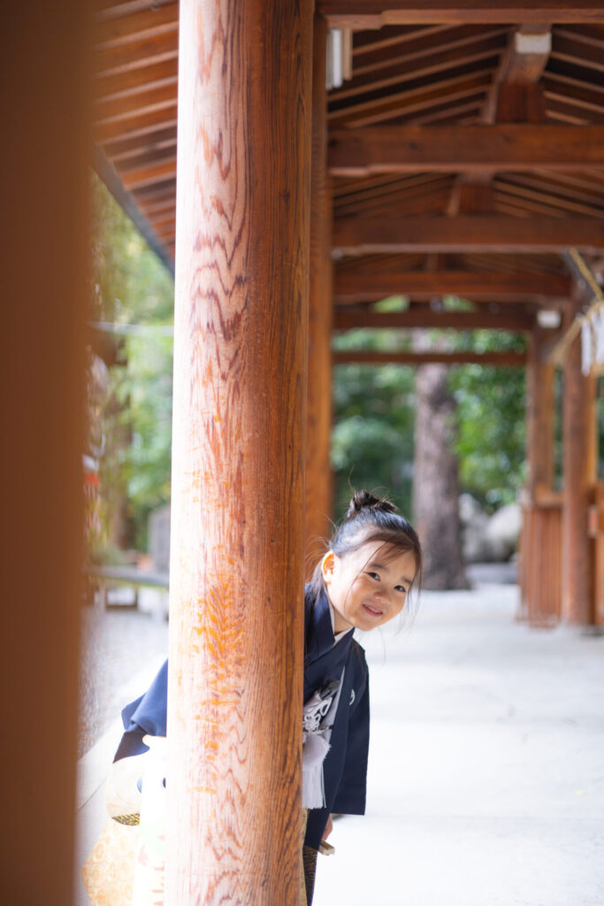 神社の境内で七五三の記念撮影をする様子