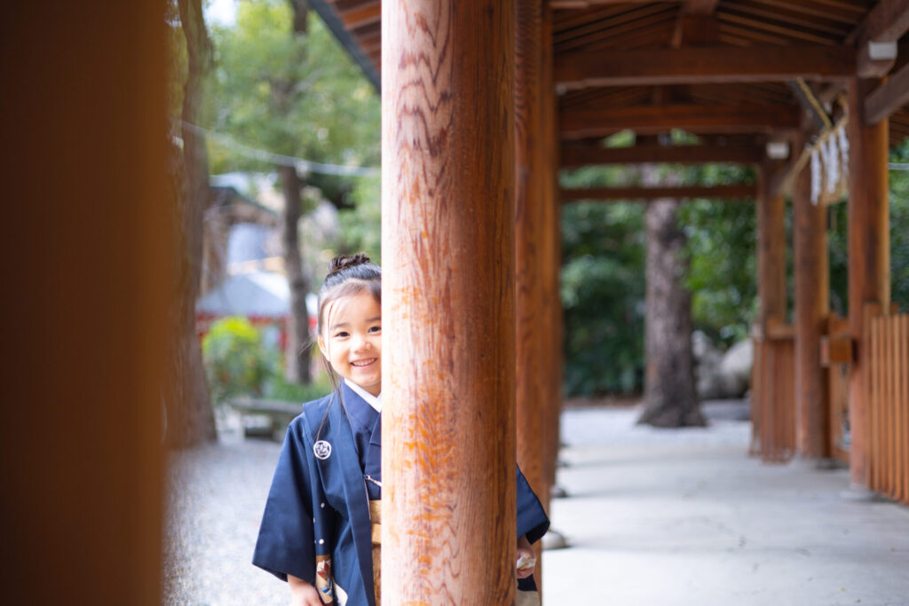 屋根のある回廊がある大阪の神社の境内