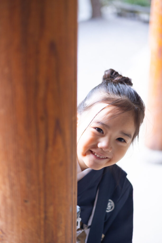 貸切スタジオで自然な笑顔を見せる七五三の子ども