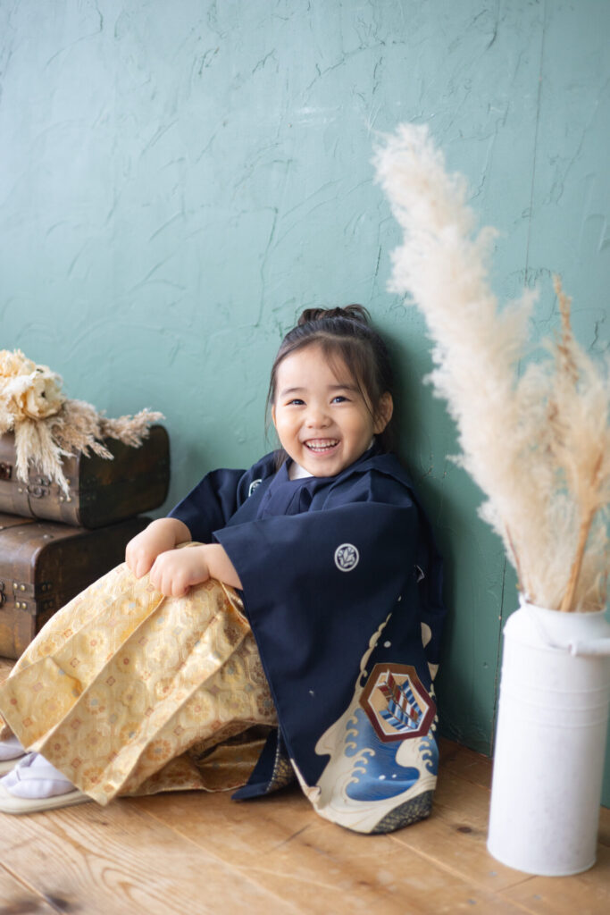 七五三の衣装を着た子ども