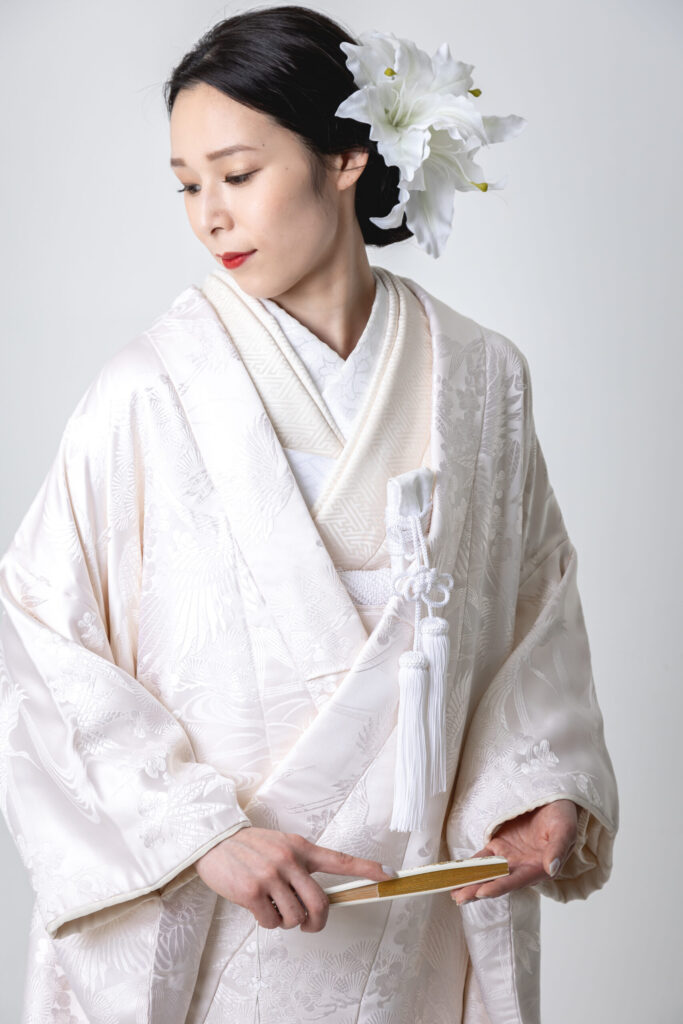 白無垢を着てスタジオでフォトウェディングを撮影する新婦