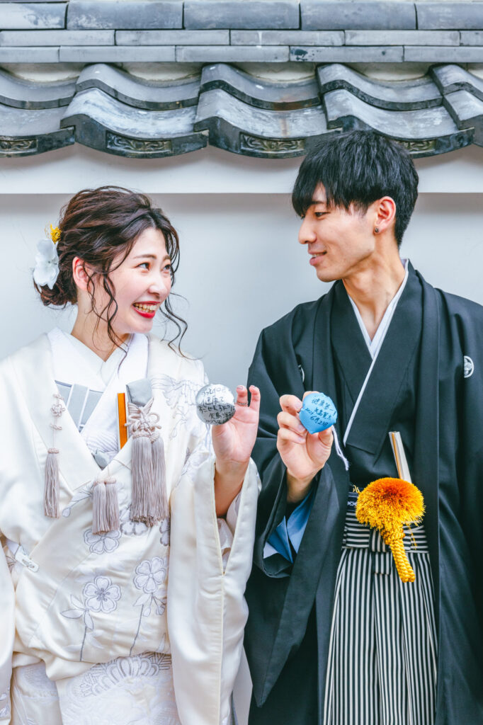 白無垢と袴でロケーションフォトウェディングを仲良く撮影する夫婦