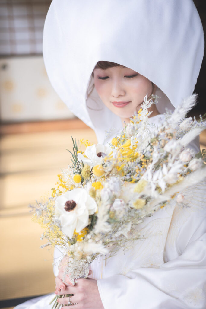 白無垢を着用してフォトウェディングを撮影する新婦