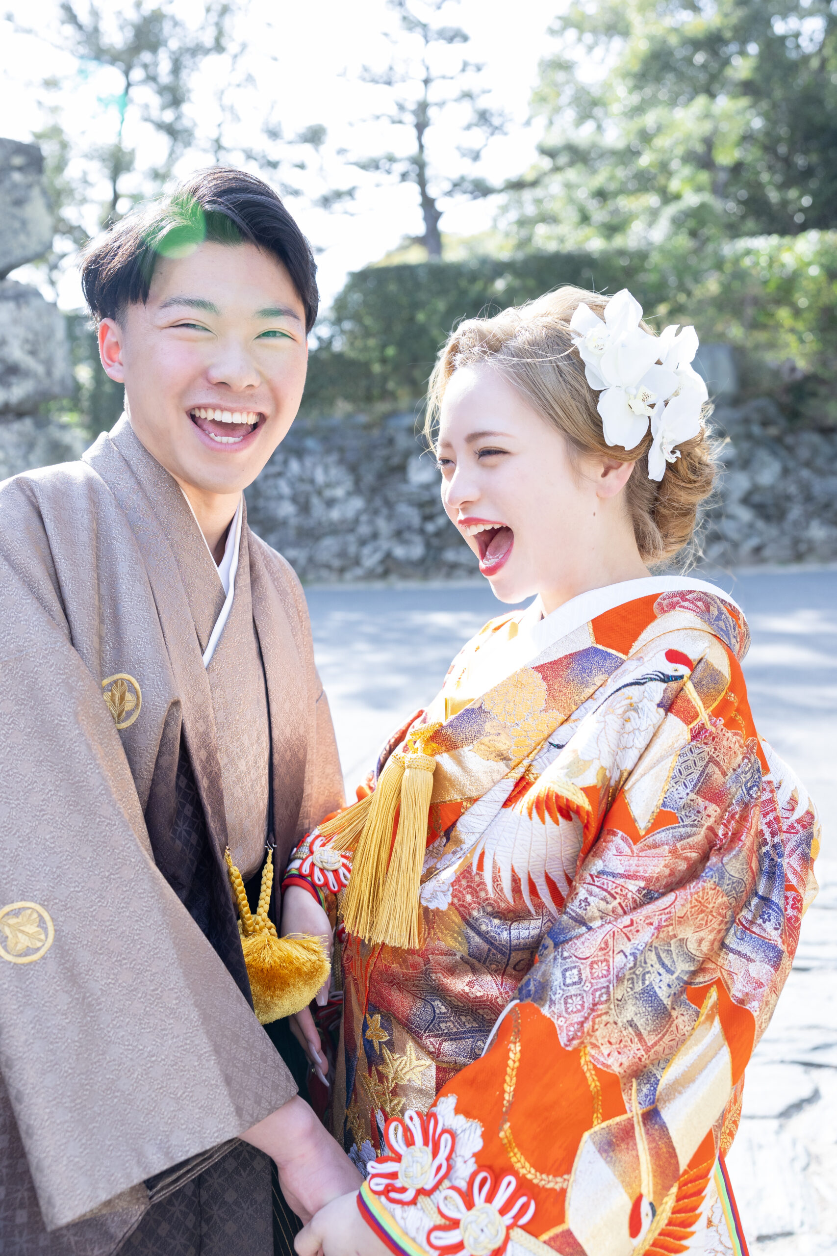 和装姿で満面の笑みを浮かべる新郎新婦