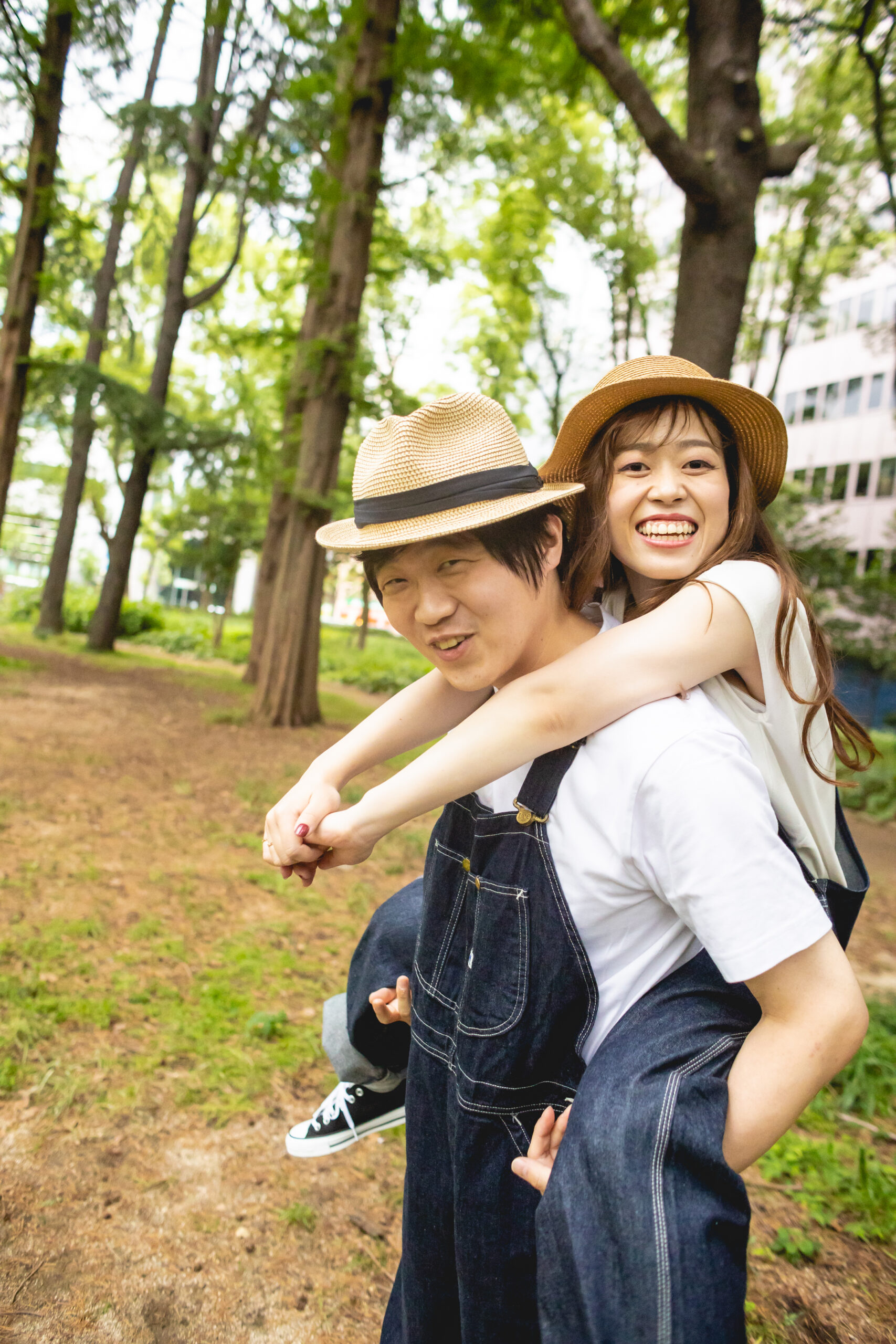 ウェディングフォト,仲良くおんぶ,面白いポーズ