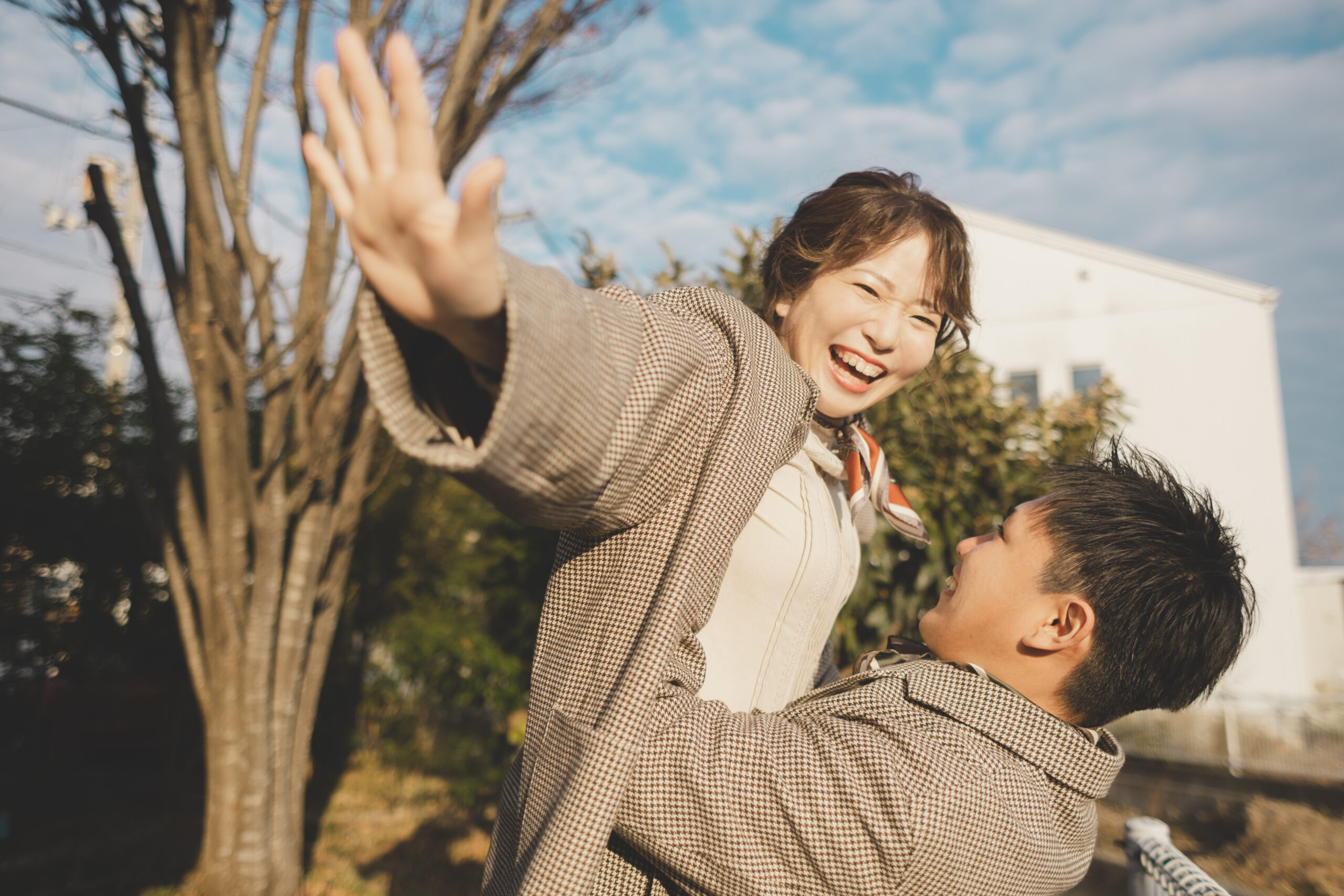 おそろいの私服衣装で回転リフト抱っこショット