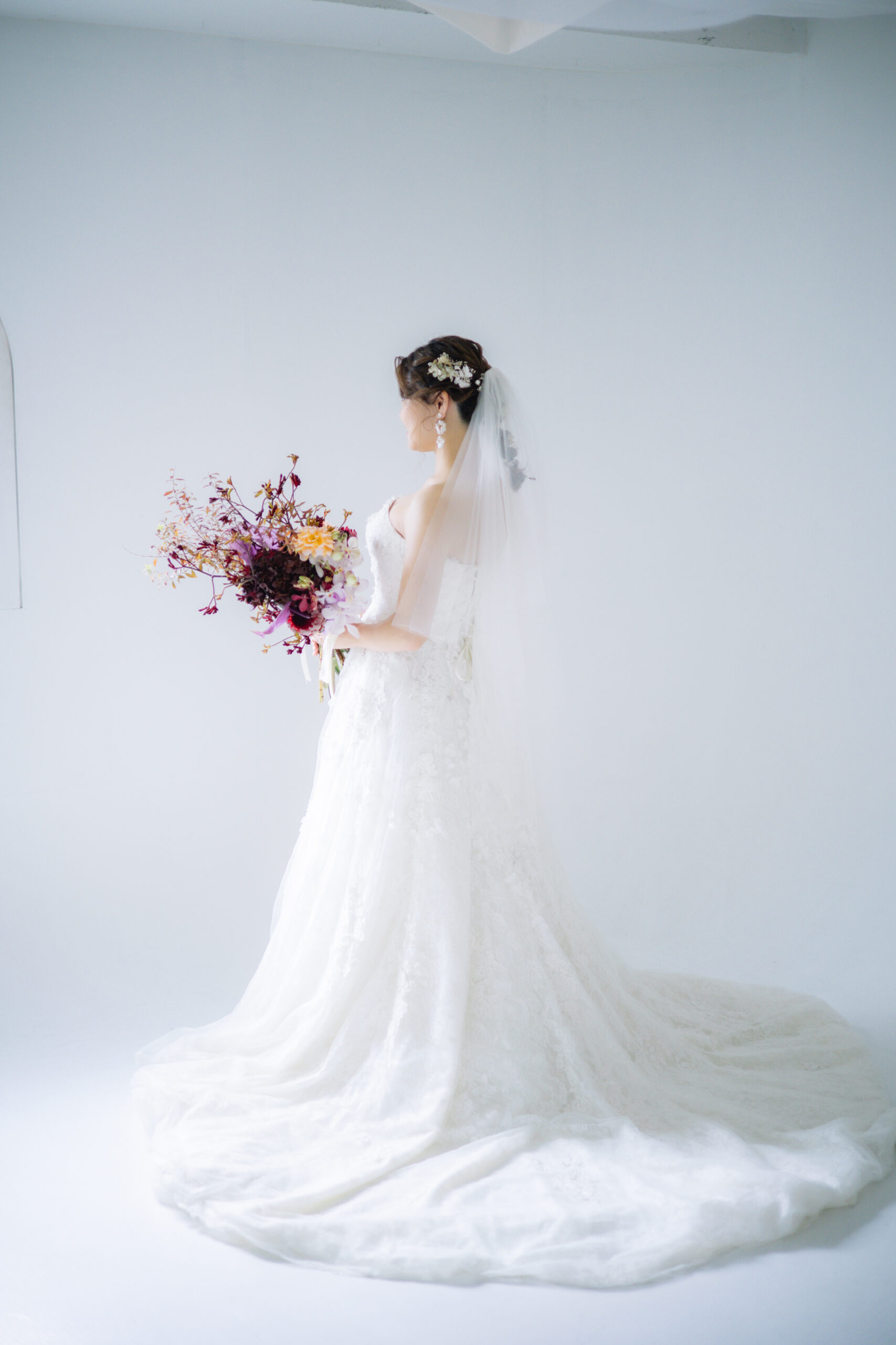 トレーンの長いウェディングドレスを着た新婦の後姿