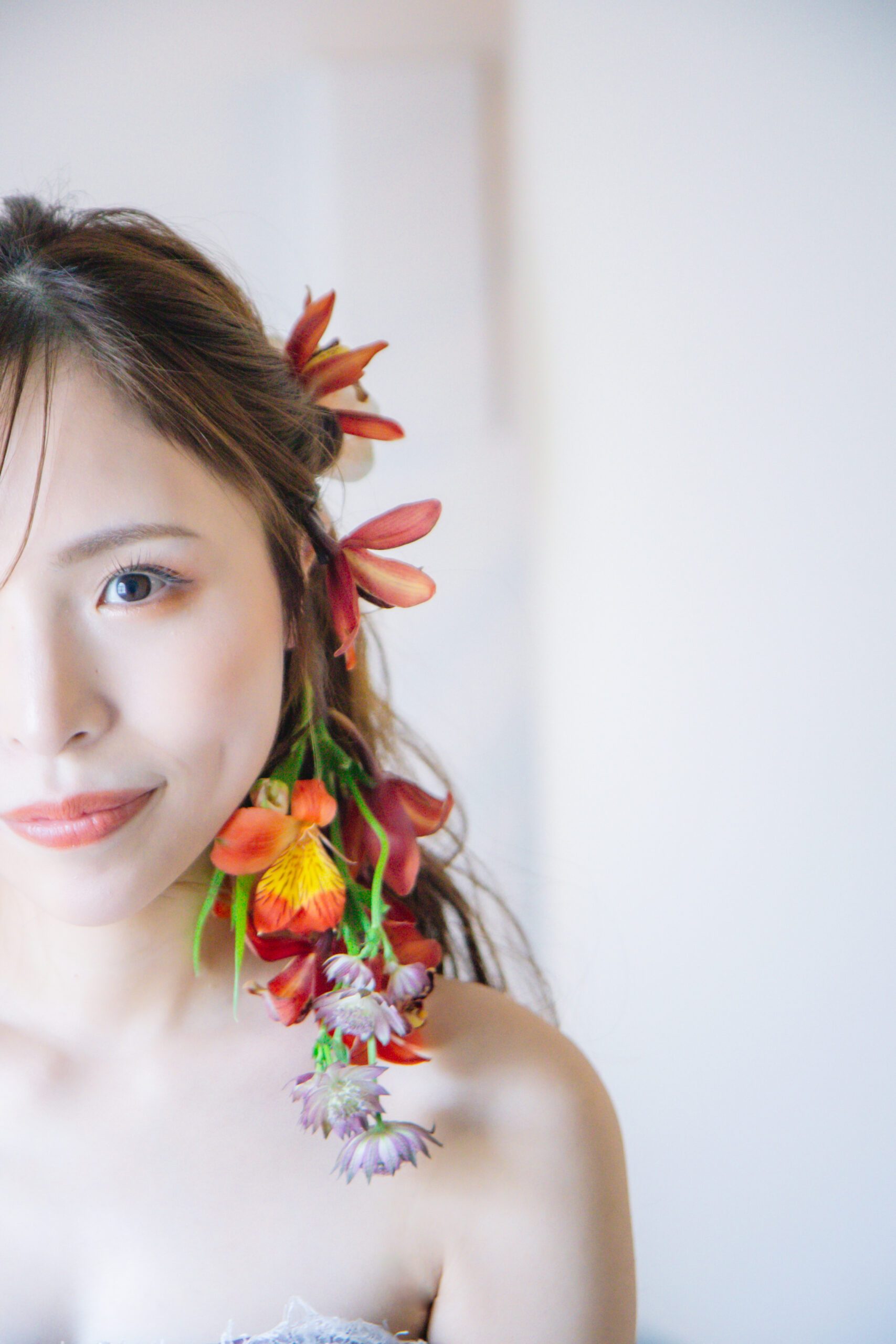 大阪のスタジオで華やかなハーフアップスタイルでフォトウェディング撮影をする女性