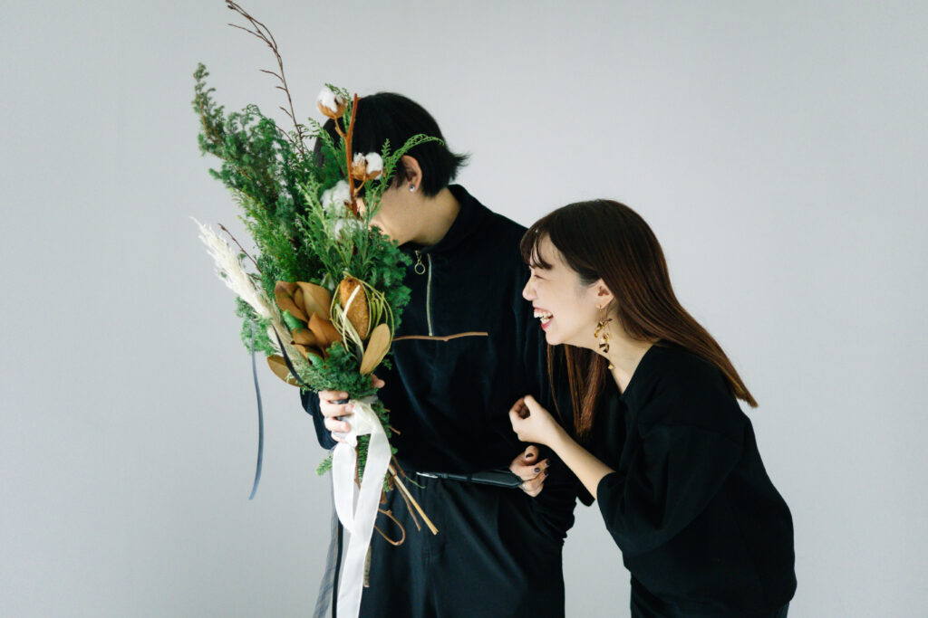 黒でコーディネートしたカジュアルスタイルの新郎新婦