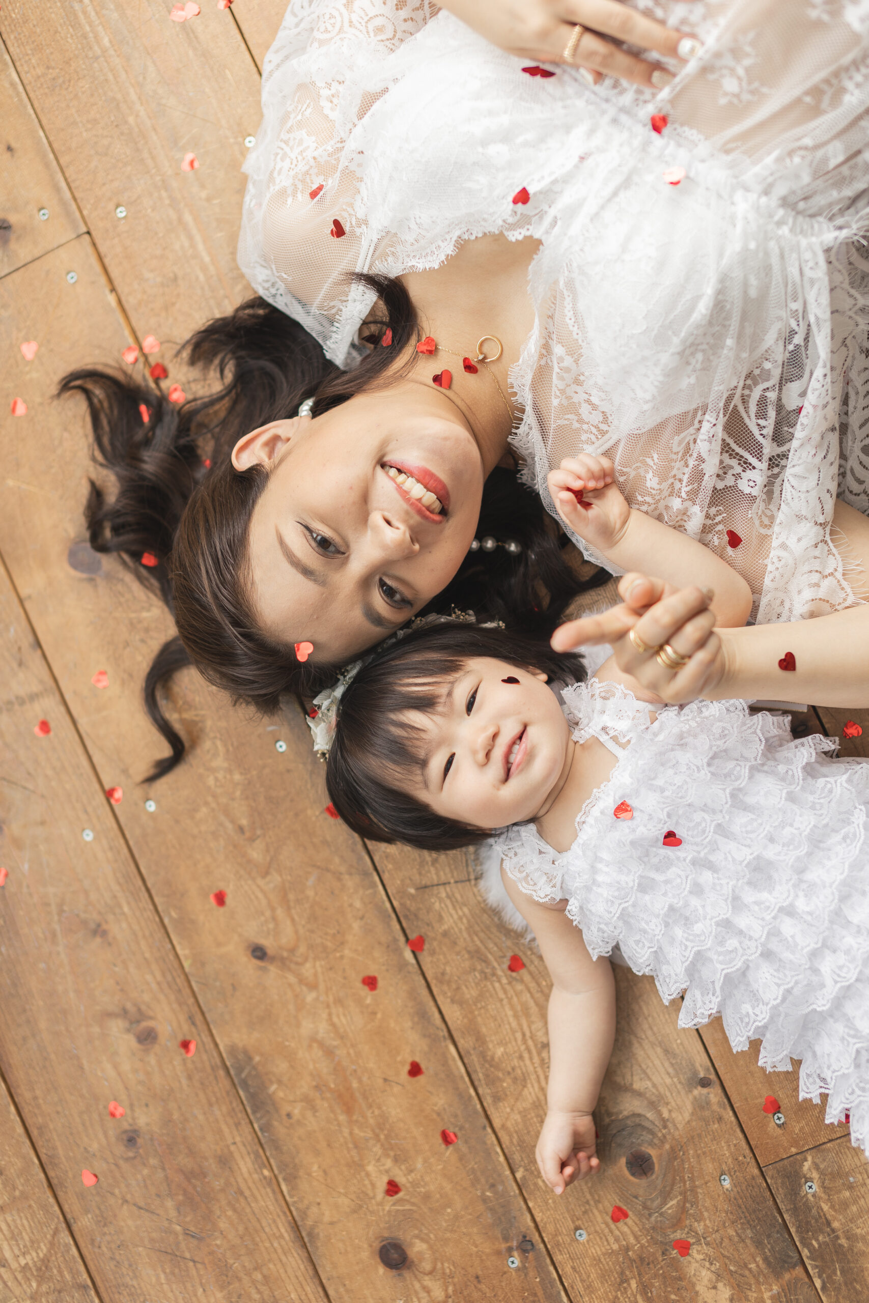 大阪のスタジオで家族フォトウェディングを撮影している家族の花嫁と娘の2ショット