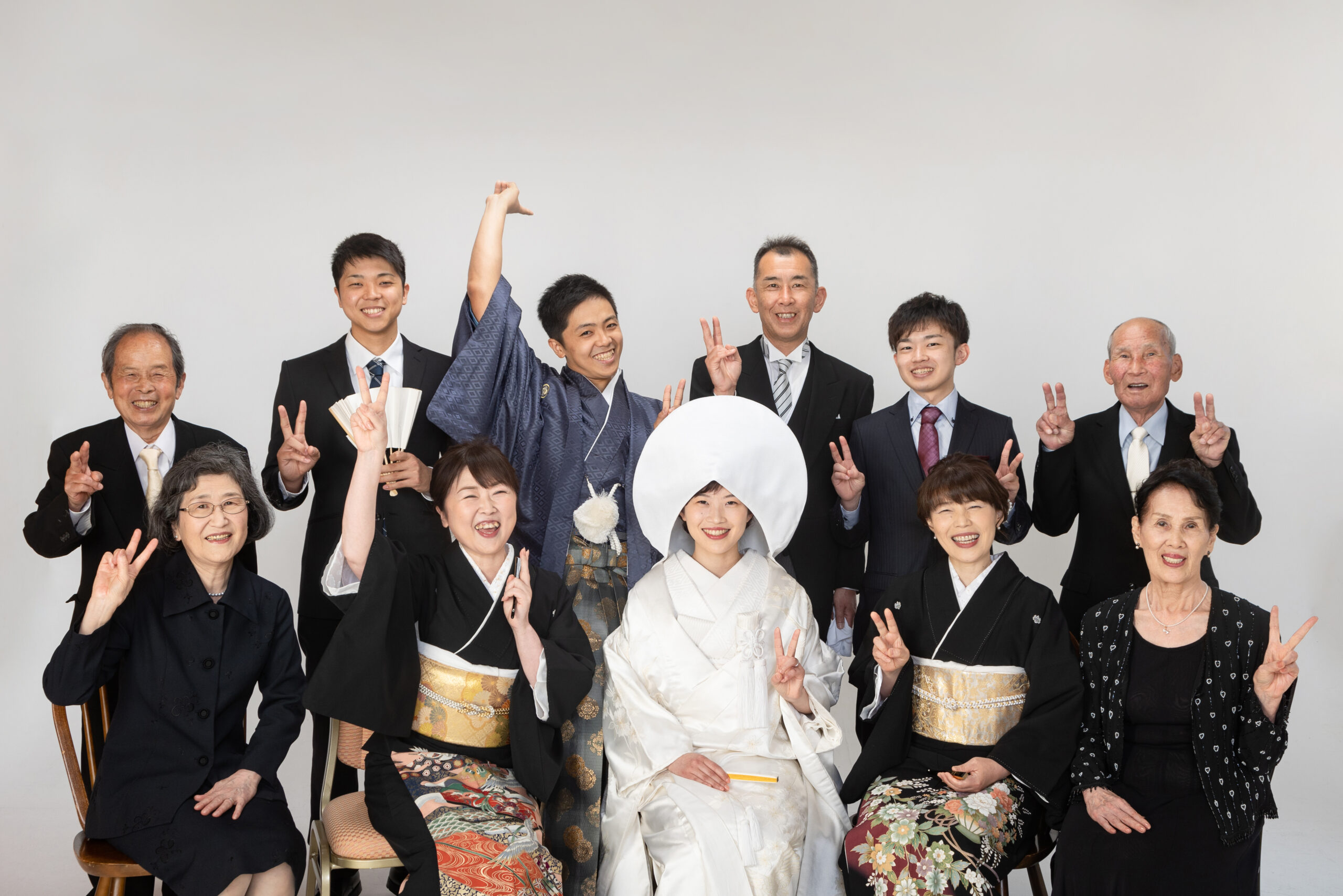 両親や家族と一緒に和装でフォトウェディングをする新郎新婦