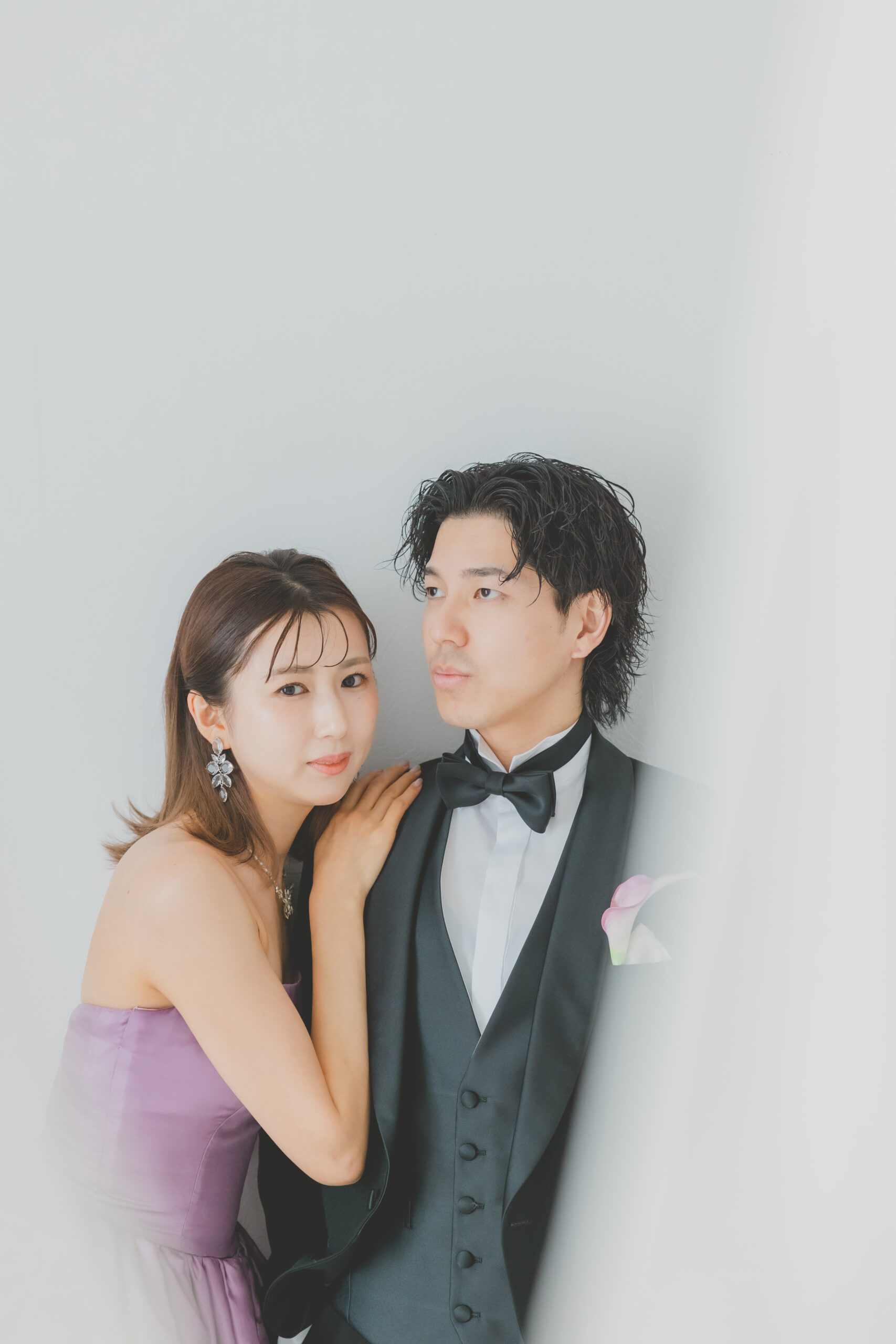 黒いタキシードをきた男性と紫のドレスをきた女性