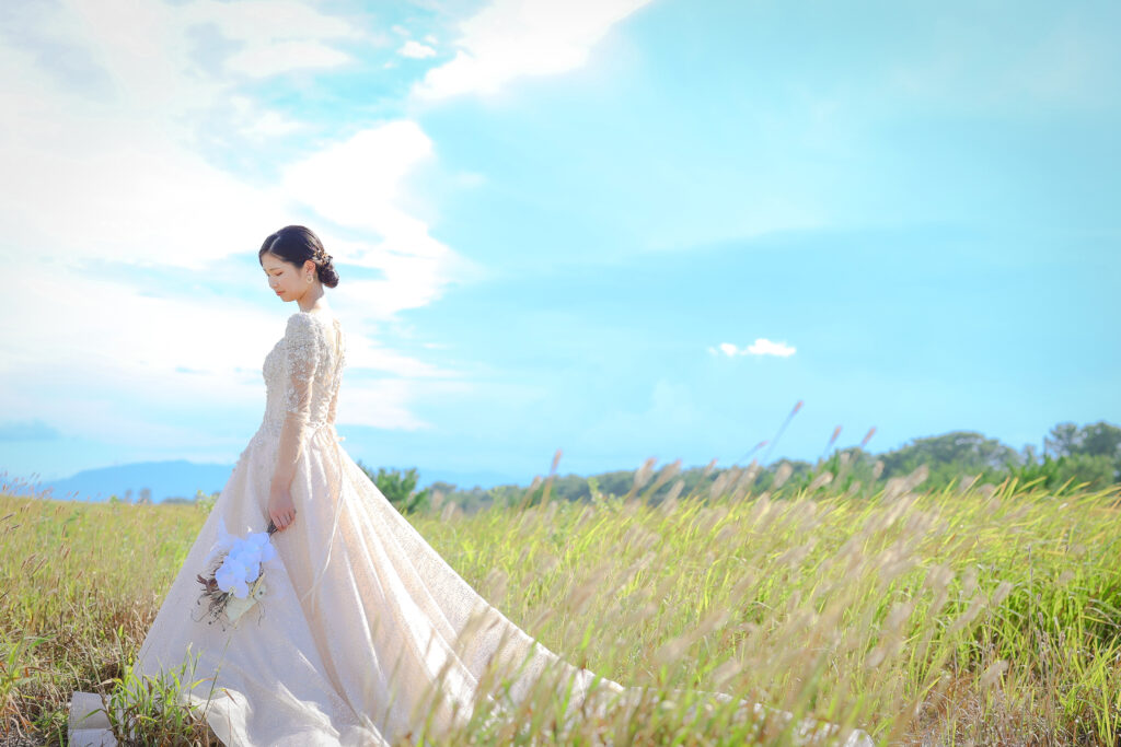 大阪のロケーションで生成りのウェディングドレスをまとい静かに佇む新婦のフォトウェディングシーン