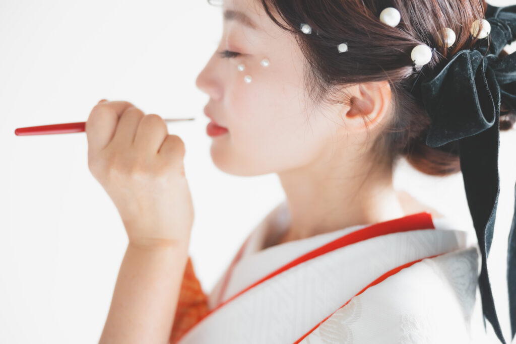大阪のスタジオで白無垢姿の新婦がフォトウェディング前にメイクを受ける準備シーン