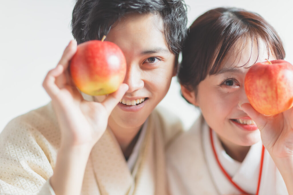 白無垢とりんごでおしゃれにフォトウェディングを楽しむ新郎新婦