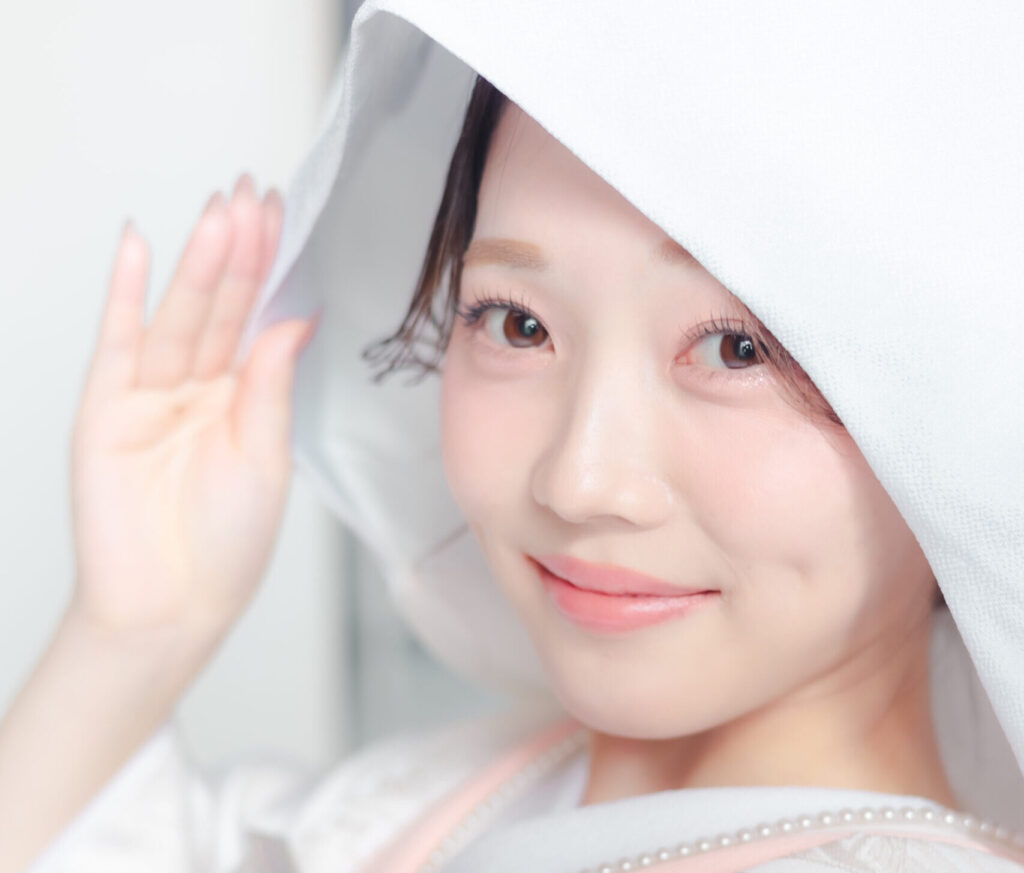 大阪のスタジオで白無垢に綿帽子姿で微笑みフォトウェディングを撮影する新婦