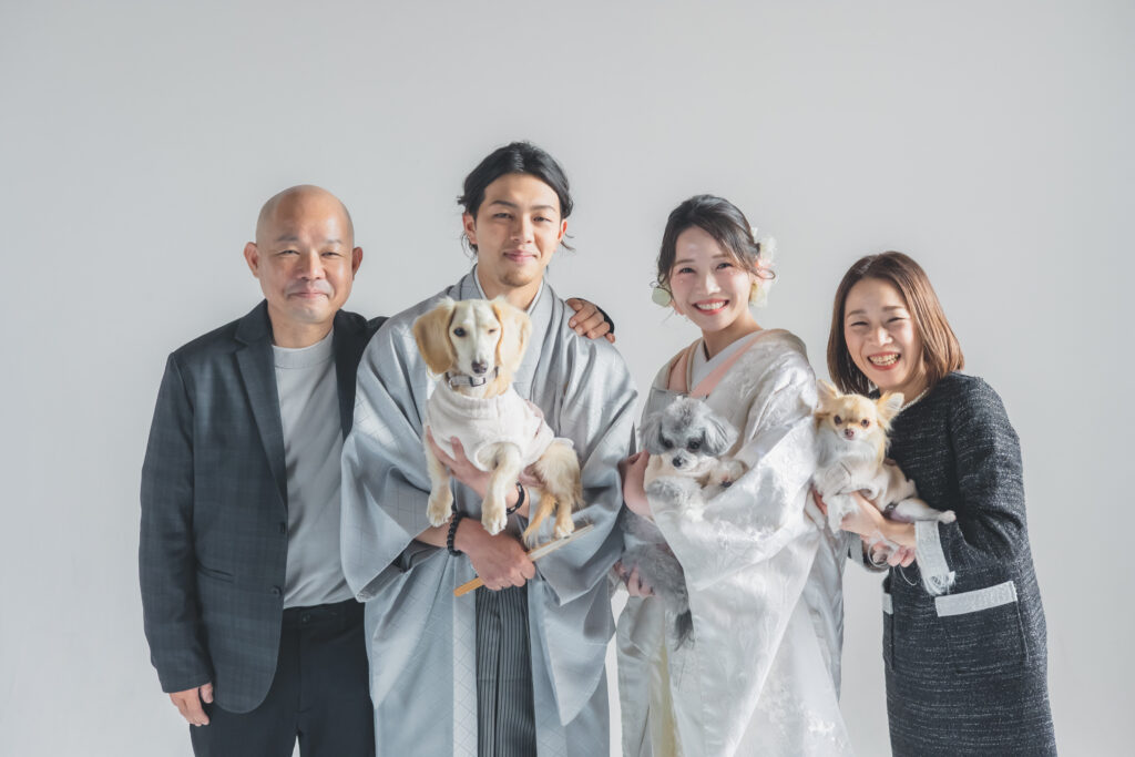 両親と一緒にフォトウェディングを楽しむ新郎新婦