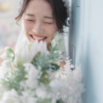 ウェディングドレスでフォトウェディングを撮影する新婦