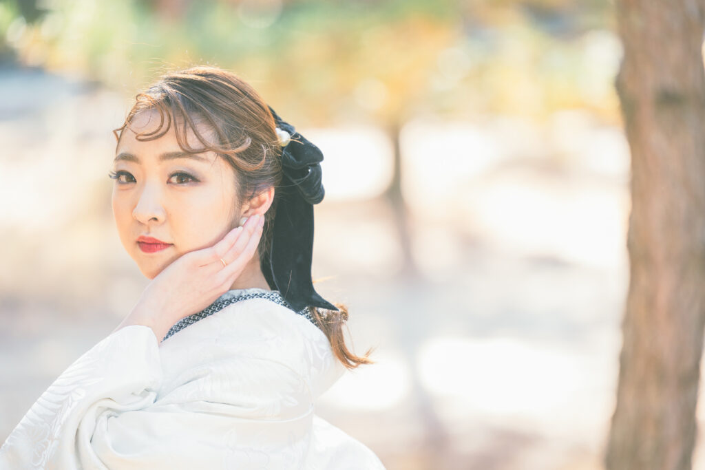 黒リボンでトレンド感を出したおしゃれな白無垢ヘアスタイル