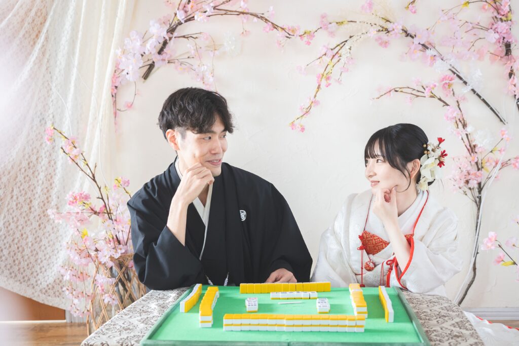 白無垢のタイトシニヨンで和装前撮りを楽しむ花嫁と紋付袴の新郎