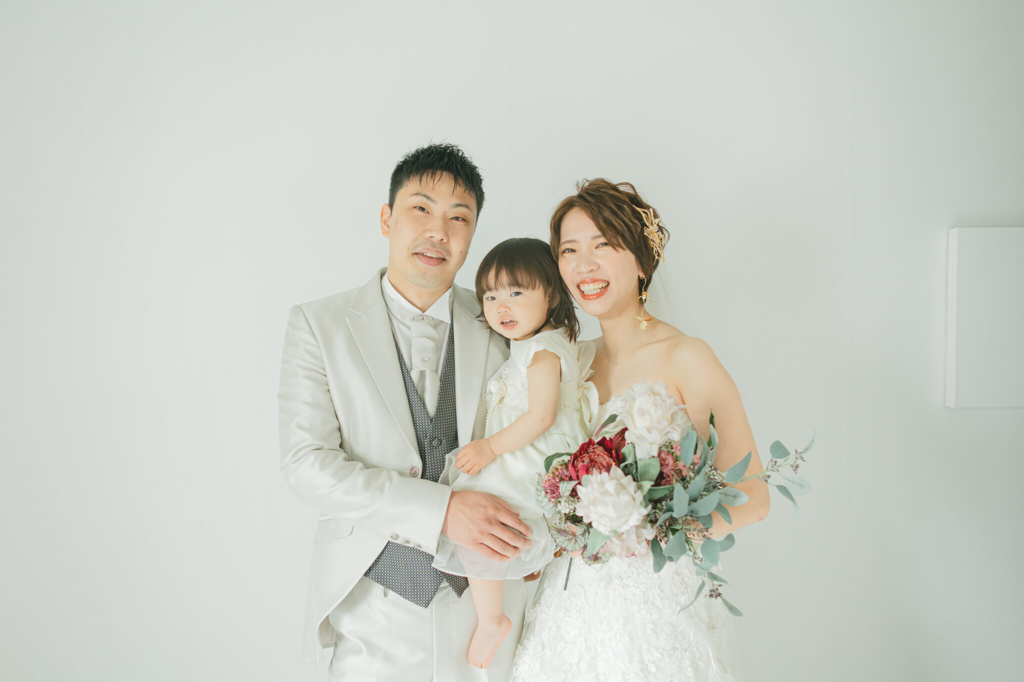 大阪のスタジオで娘と一緒にフォトウェディングを撮影する家族