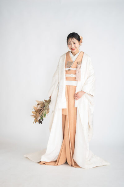 大阪のスタジオでペールピンクの色打掛でフォトウェディング撮影をする花嫁