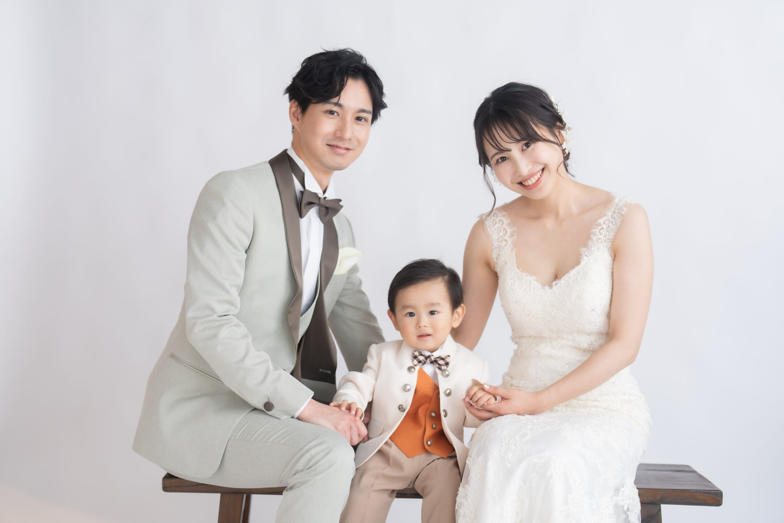 大阪のスタジオでフォトウェディングを撮影している子供と新郎新婦