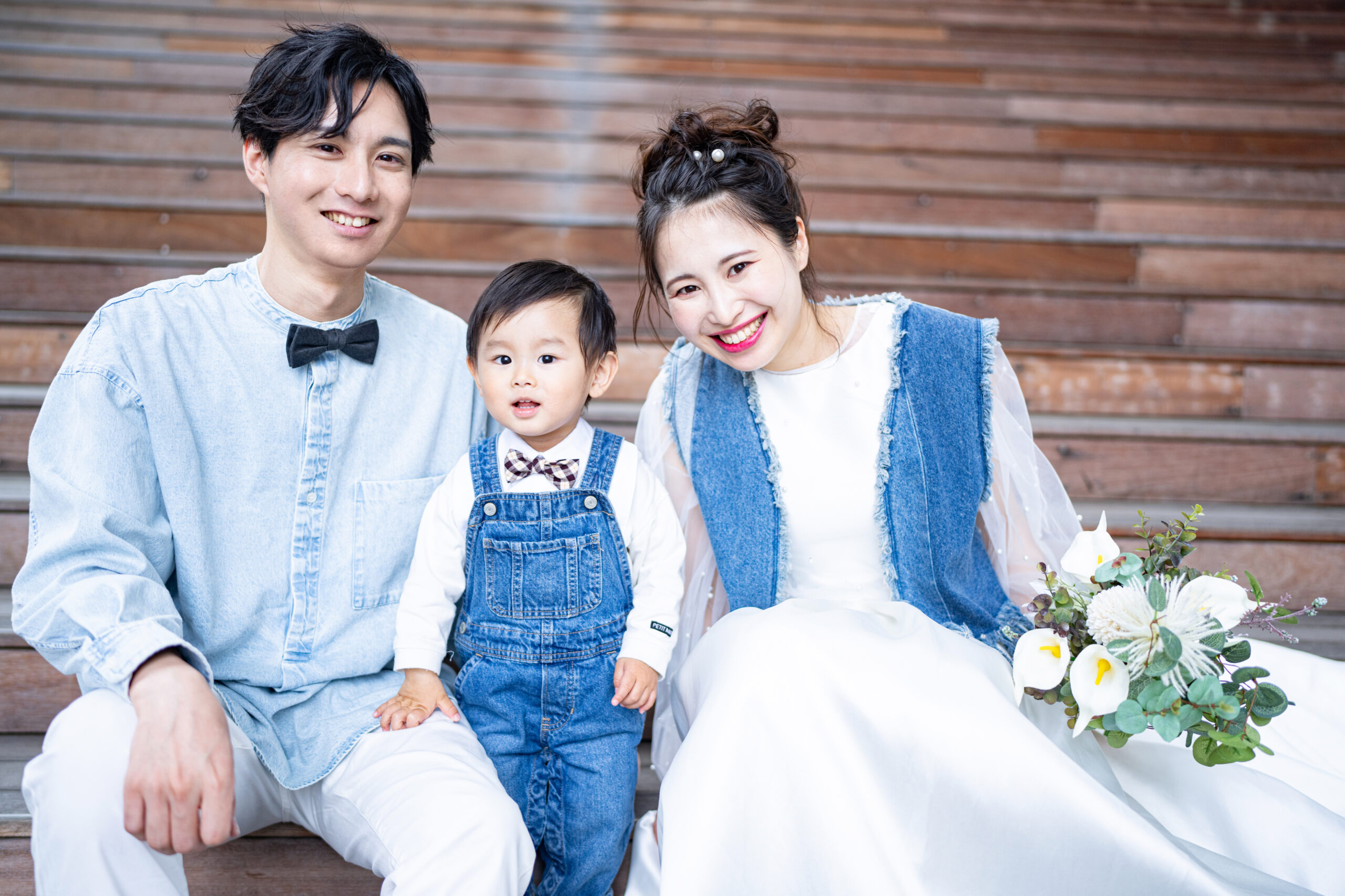 大阪でロケーションフォトウェディングを撮影している子供と新郎新婦