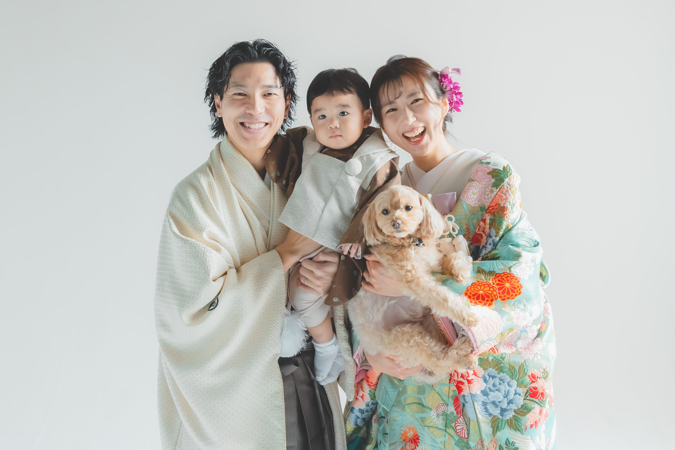 大阪のスタジオでフォトウェディングを撮影している子供と犬と新郎新婦