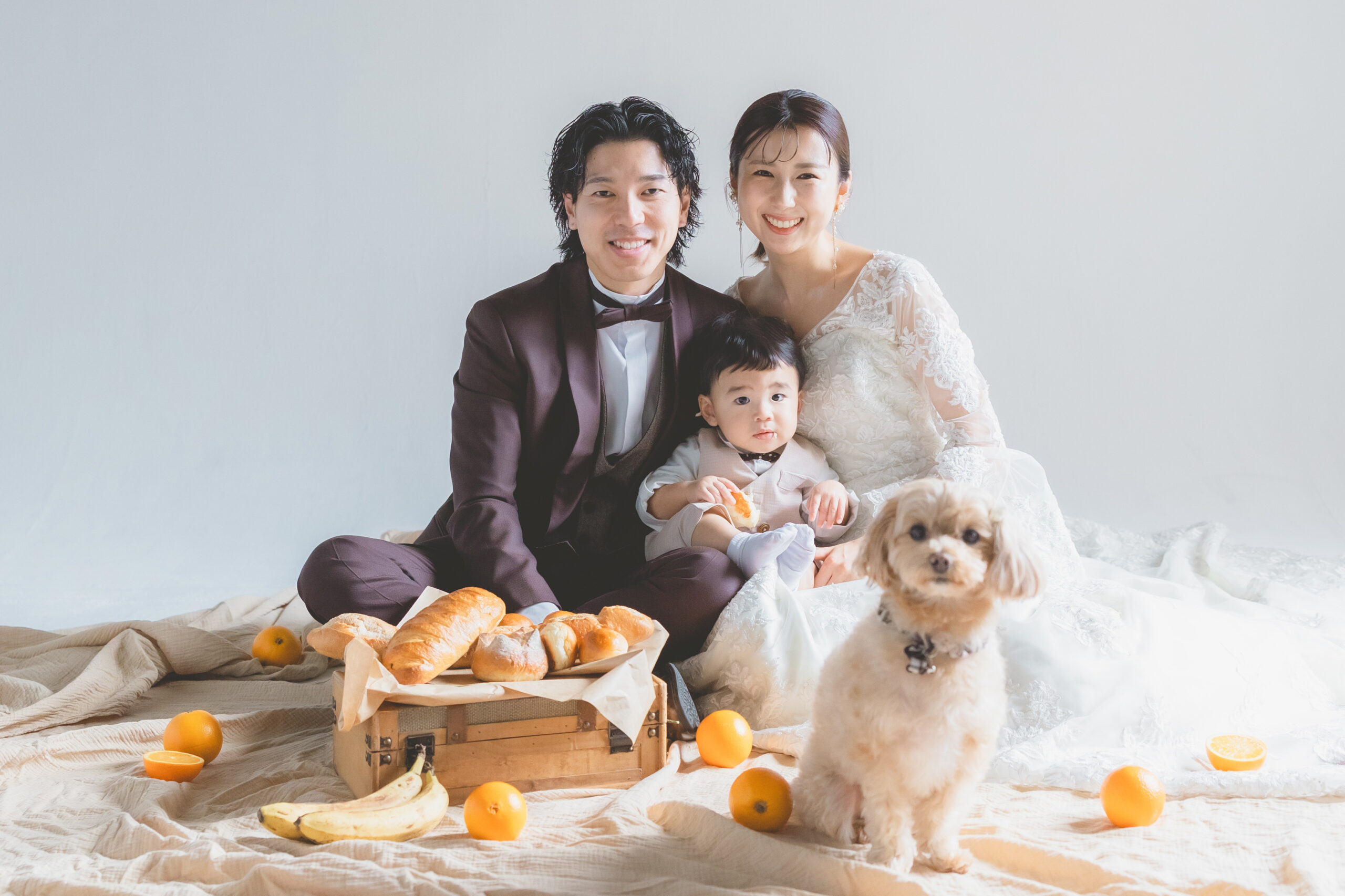 大阪のスタジオでフォトウェディングを撮影している新郎新婦と子供と犬