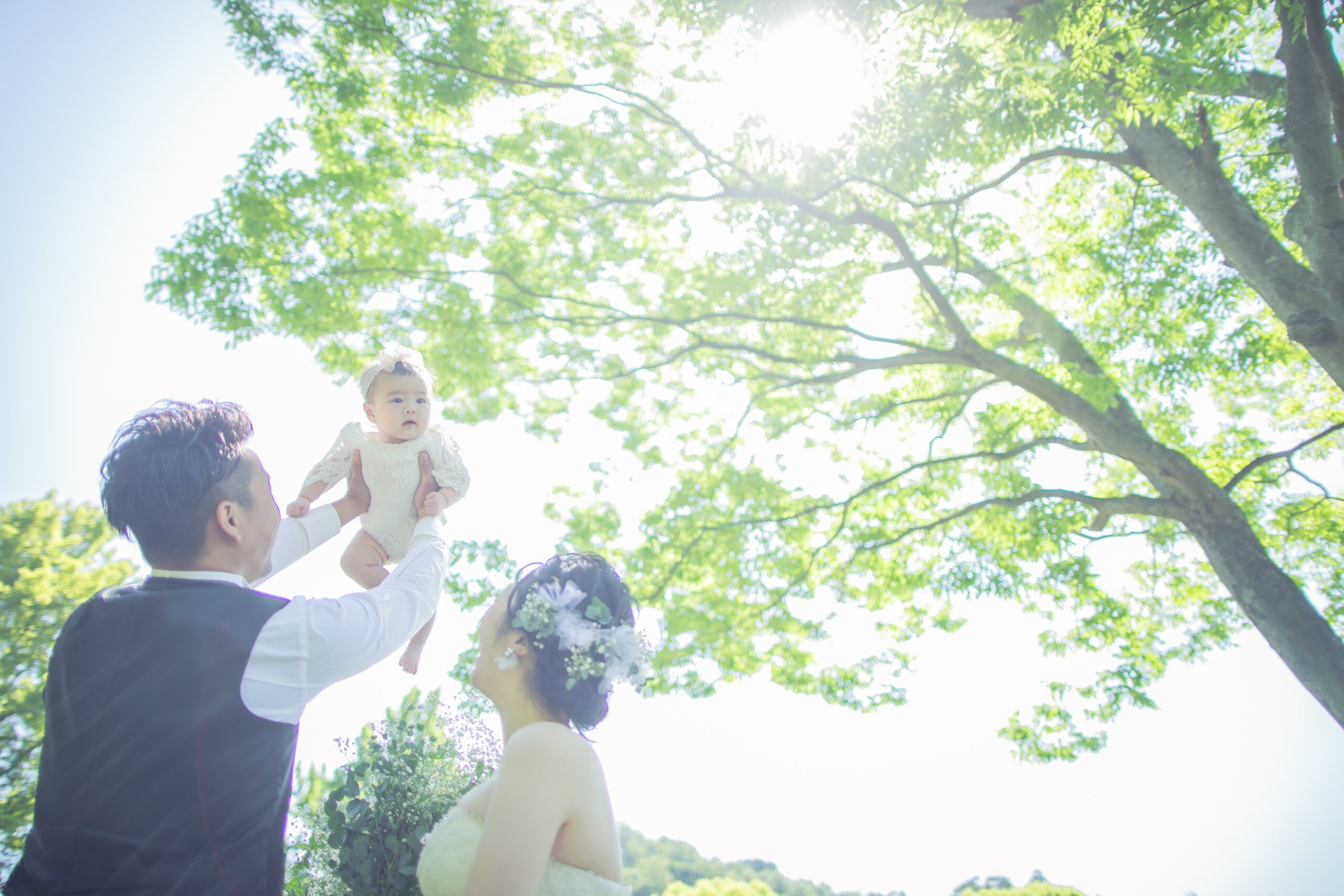 大阪でロケーションフォトウェディングを撮影している子供と新郎新婦