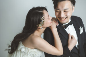 大阪でウェディングフォトを撮影する新郎新婦